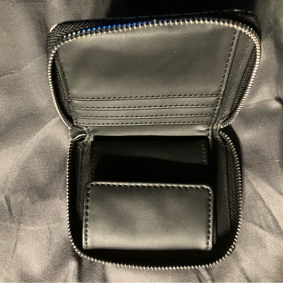 Guess Wallet - Picture 3 of 4